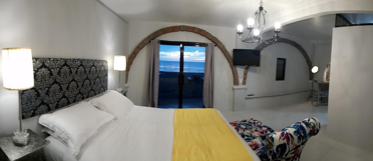 Sunbloom Beachfront Hotel And Restaurant Zambales Sinabacan Екстериор снимка