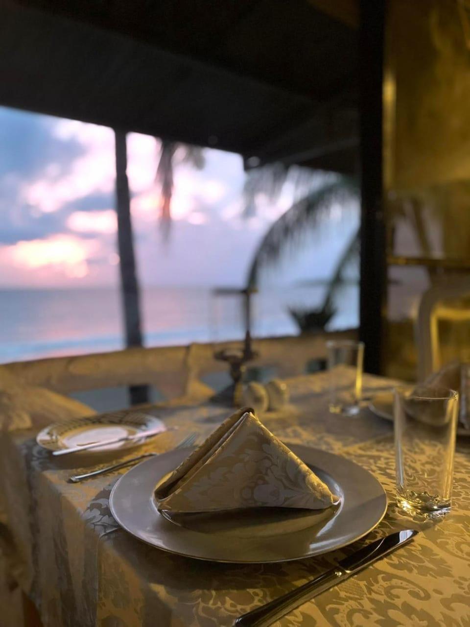 Sunbloom Beachfront Hotel And Restaurant Zambales Sinabacan Екстериор снимка